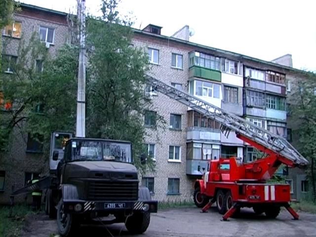 У Луганську 18-метрове дерево завалилося на будинок (Фото. Відео) 