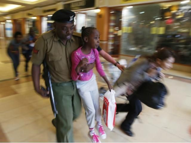 Коли ми намагалися втекти, терористи закидали нас гранатами, - очевидець атаки в Найробі