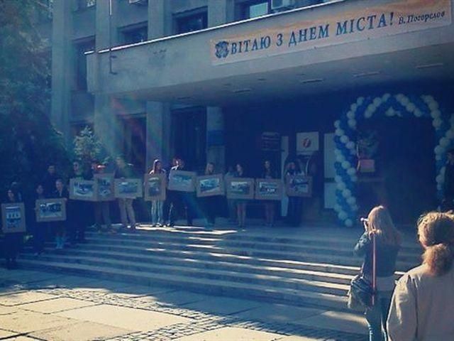 В Ужгороді під мерією на очах міліції побили журналістів, — ЗМІ В Ужгороді під мерією на очах міліції побили журналістів, — ЗМІ