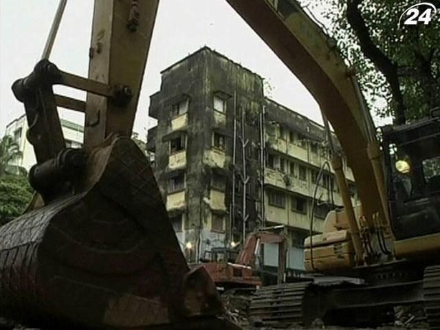 Обвалу будинку в Індії забрав життя вже більше 60 людей Обвалу будинку в Індії забрав життя вже більше 60 людей