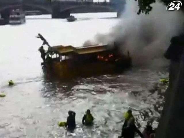 В Лондоне на Темзе горело экскурсионное судно с пассажирами