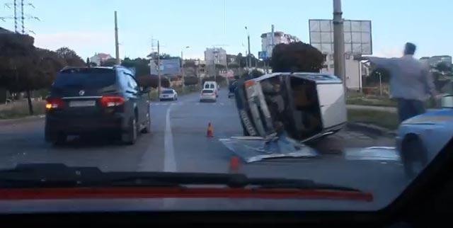 Авто перевернулось на проезжей части. Чудом никто не пострадал Авто перевернулось на проезжей части. Чудом никто не пострадал