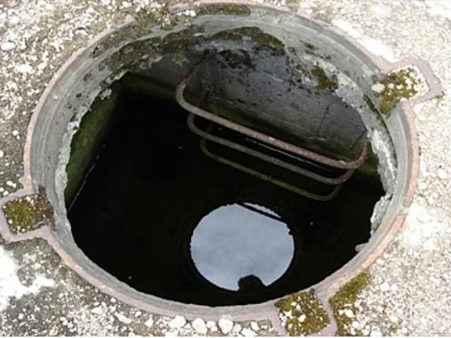 На Сумщині жінка майже шість годин просиділа в каналізації 