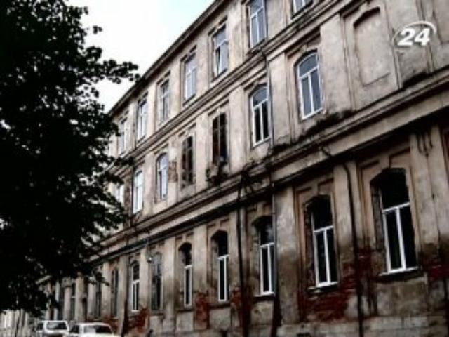 Стены в грибке, а в палатах нет воды, - ужас Львовской областной больницы