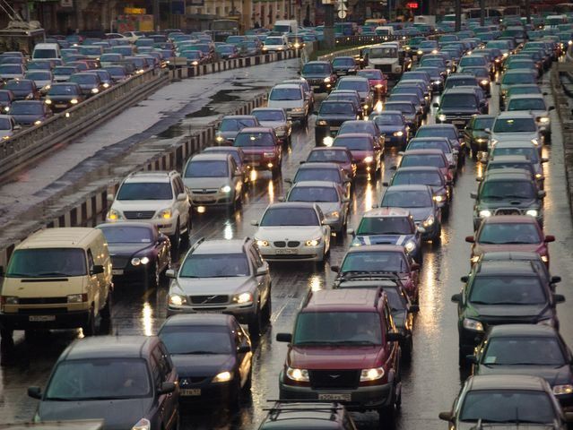 С 1 октября водители обязаны включать фары на загородных дорогах С 1 октября водители обязаны включать фары на загородных дорогах