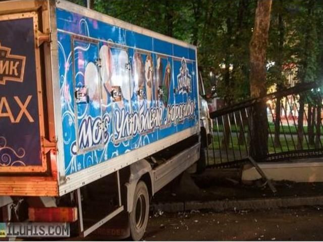 Вантажівка з морозивом збила легковик і врізалась у паркан (Фото)
