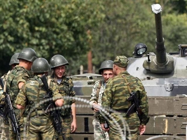 Янукович пообіцяв більше грошей на військові навчання 
