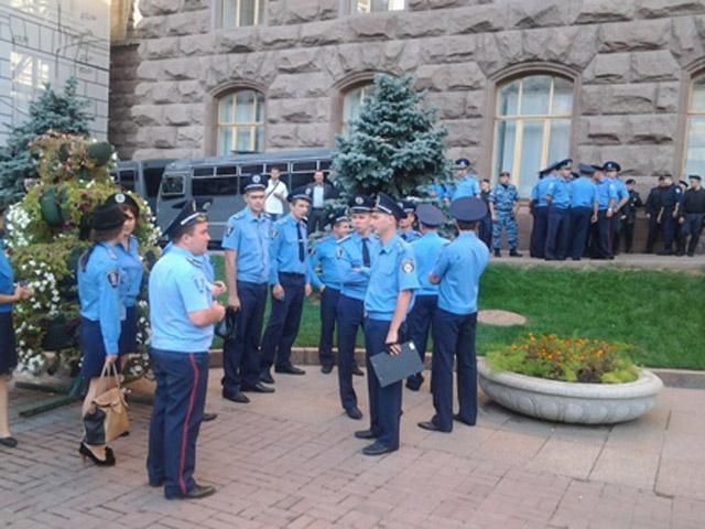 Під КМДА стоїть майже 40 автобусів з міліцією Під КМДА стоїть майже 40 автобусів з міліцією