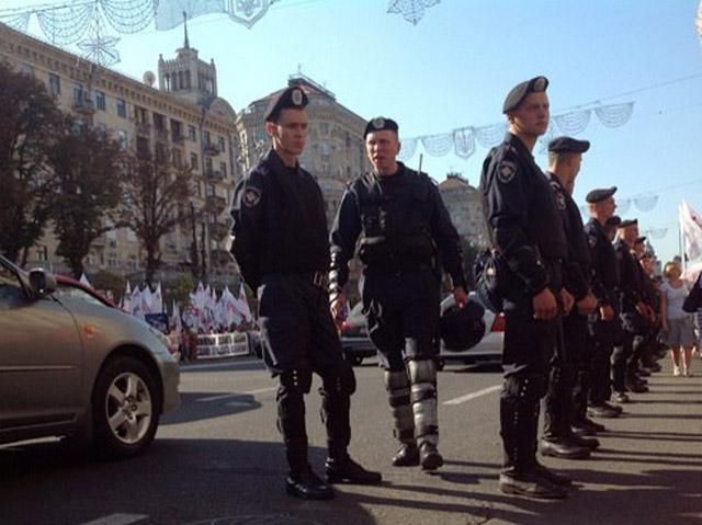 Спокій під КМДА охороняють 1,5 тисячі міліціонерів, а пікетують її 2 тисячі активістів