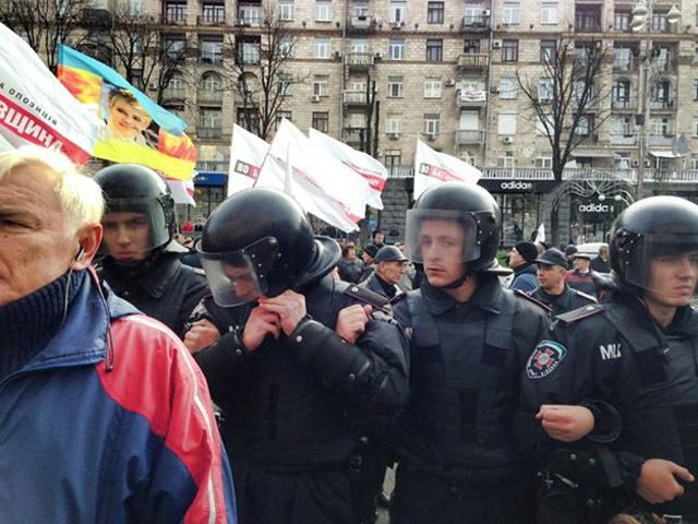 Опозиціонери намагаються прорватися у Київраду