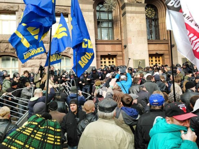Под Киевсоветом начались столкновения