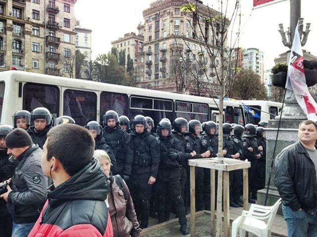 З-під КМДА міліціонери винесли свого пораненого колегу З-під КМДА міліціонери винесли свого пораненого колегу