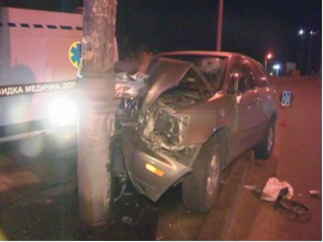 В Киеве неуправляемый Lexus влетел в столб. Два человека ранены (Фото) В Киеве неуправляемый Lexus влетел в столб. Два человека ранены (Фото)