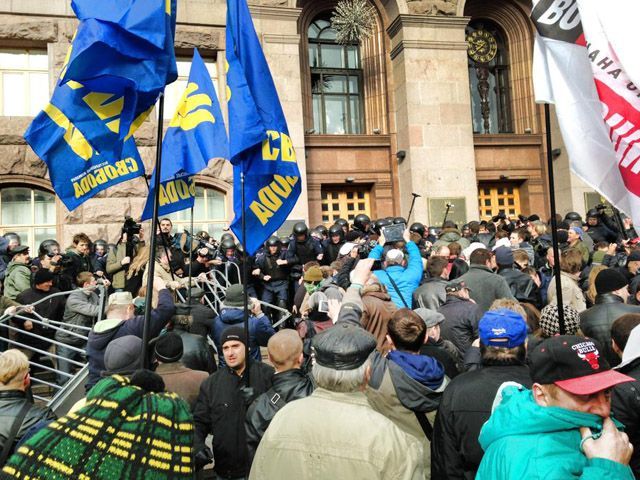 Нардепи й активісти штурмували Київраду (Фото)