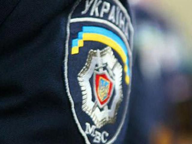 Міліціонерів, які побили літню жінку, звільнили з роботи Міліціонерів, які побили літню жінку, звільнили з роботи