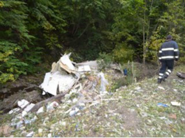 На Закарпатті вантажівка звалилася з висоти 10 метрів (Фото) На Закарпатті вантажівка звалилася з висоти 10 метрів (Фото)