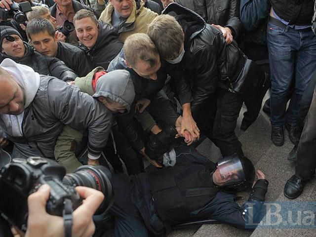 "Беркут" под КГГА до крови отбивался от активистов и депутатов слезоточивым газом (Фото)