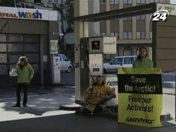 В Германии активисты Greenpeace приковались наручниками к заправкам "Газпрома"