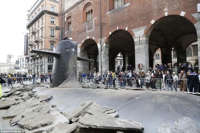 У Мілані асфальт проламав... підводний човен (Фото)