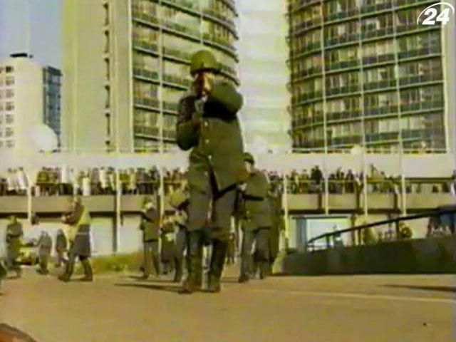 В России вспоминают жертв штурма Белого дома В России вспоминают жертв штурма Белого дома