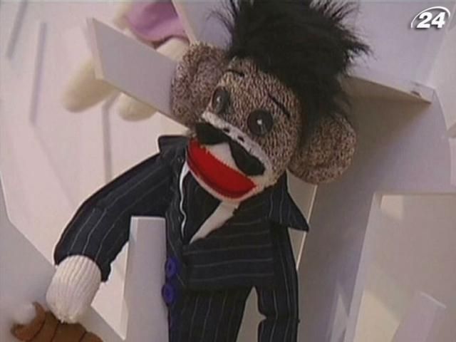 Выставка слепого мастера: обезьянки-знаменитости из носков Выставка слепого мастера: обезьянки-знаменитости из носков