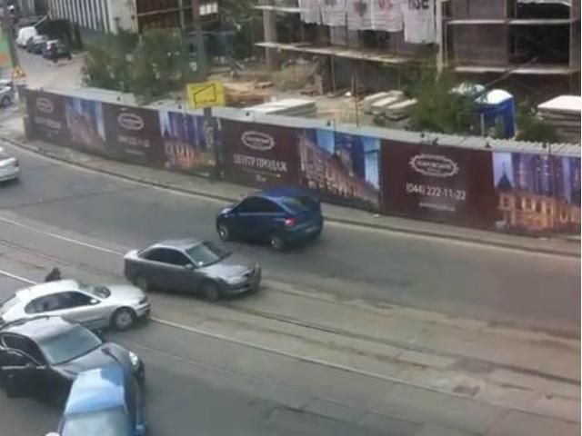 У столиці серед білого дня невідомі влаштували стрілянину (Відео) У столиці серед білого дня невідомі влаштували стрілянину (Відео)