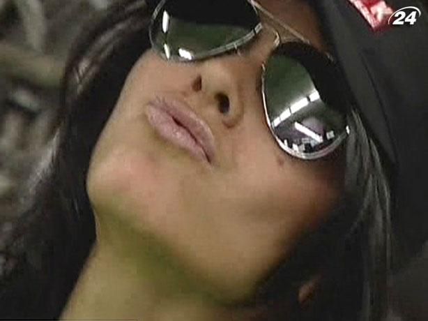 Ефектні жінки та автомобілі - це тюнінг-шоу в Мадриді Ефектні жінки та автомобілі - це тюнінг-шоу в Мадриді