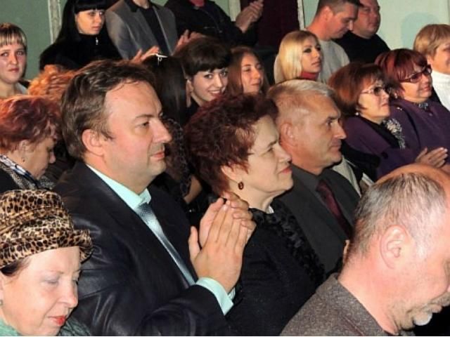 Людмила Янукович завітала у Макіївку на виставу (Фото)