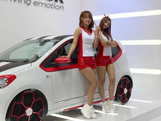 На франкфуртском автосалоне девушки украшали автомобили На франкфуртском автосалоне девушки украшали автомобили