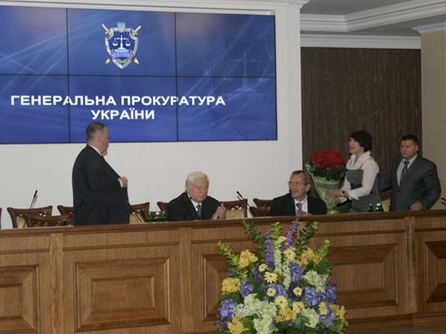 Пшонка прощався з Кузьміним квітами і словами подяки (Фото) Пшонка прощався з Кузьміним квітами і словами подяки (Фото)