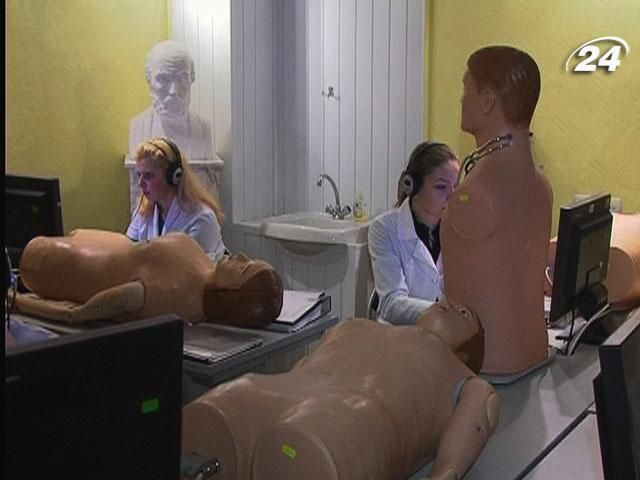 У Дніпропетровську майбутні медики вчаться на "кіберпацієнтах" - 5 октября 2013 - Телеканал новин 24