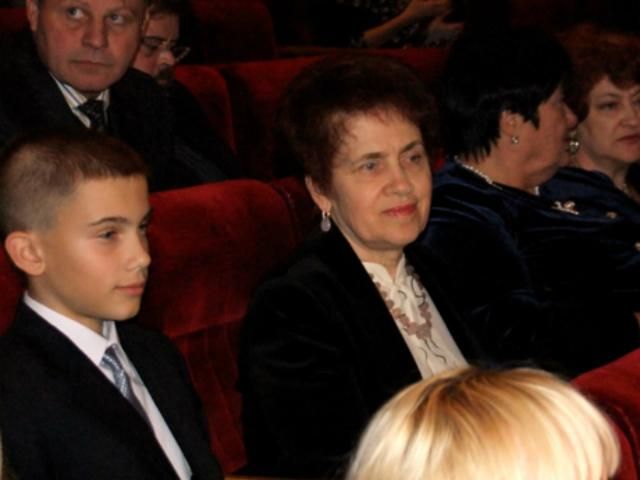 Людмила Янукович приучает внука к искусству (Фото. видео)