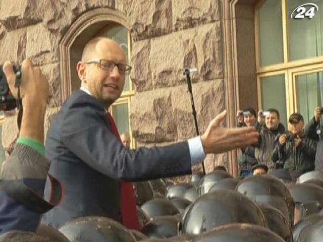 Підсумки тижня: Київрада знову засідала під мітинги та "сльозогінний" газ