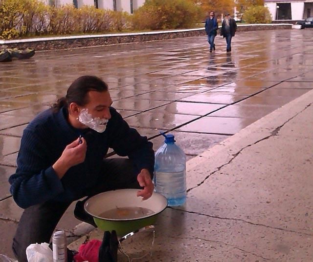 В знак протесту чоловік прийшов голитися під мерію (Фото)