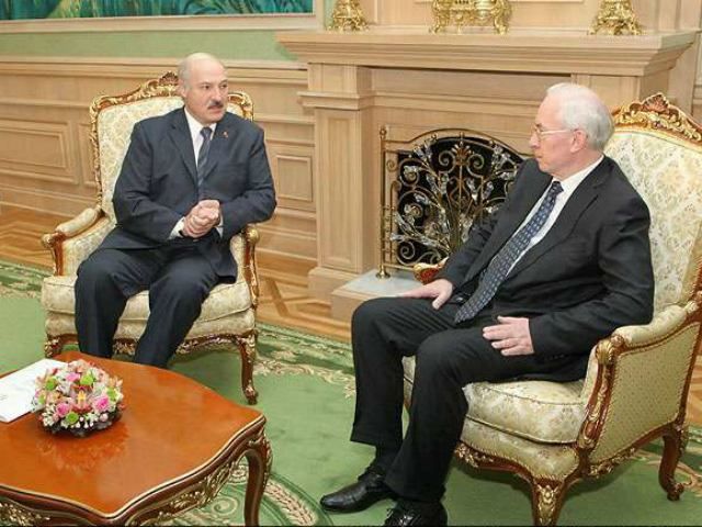 Азаров зустрінеться з Лукашенком 