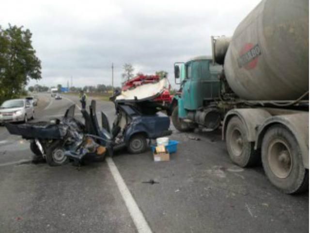 ДТП на Миколаївщині: водій загинув, а авто перетворилося на брухт (Фото)