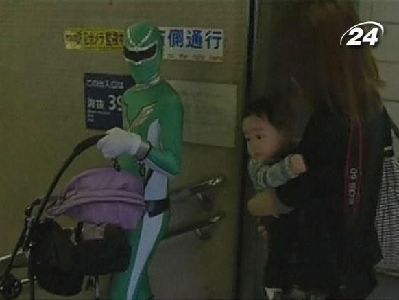 В Токио парень в маске помогает людям в метро