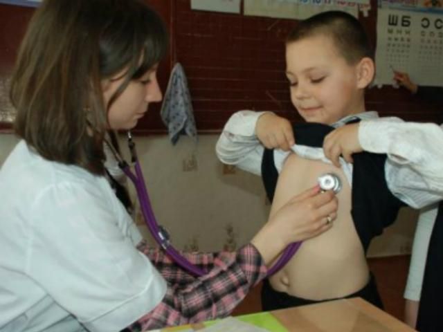 Опозиція хоче забезпечити усі школи і садочки лікарями
