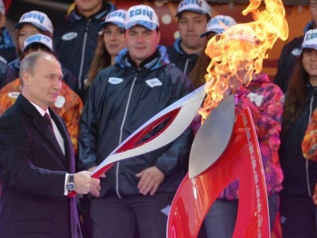 У Москві вдруге погас олімпійський вогонь: тепер запалювали довго (Відео)