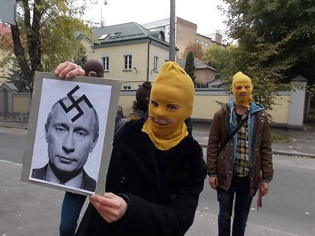 Под посольством России в Киеве появилась свастика (Фото)