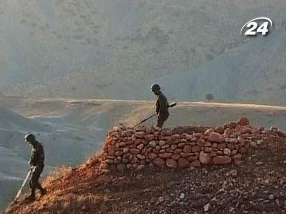 Турки строят двухметровую стену на границе с Сирией Турки строят двухметровую стену на границе с Сирией