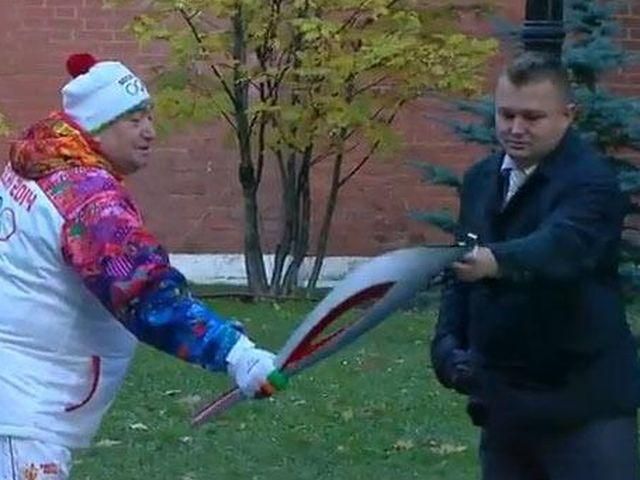 За два дня в Москве олимпийский огонь погас четыре раза (Видео)