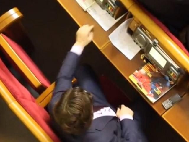 Регіонали продовжують голосувати за своїх колег (Відео) Регіонали продовжують голосувати за своїх колег (Відео)