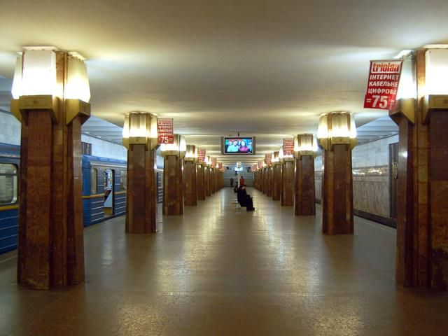 В столичном метро пьяный мужчина упал на рельсы В столичном метро пьяный мужчина упал на рельсы