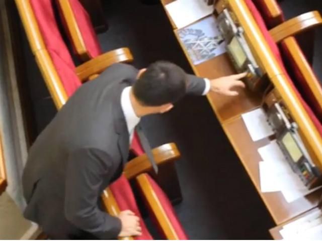 Регіонал попався на кнопкодавстві (Відео) Регіонал попався на кнопкодавстві (Відео)