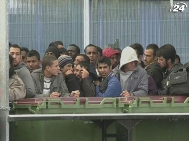 ЄС обіцяє Італії 30 мільйонів євро на вирішення проблеми біженців