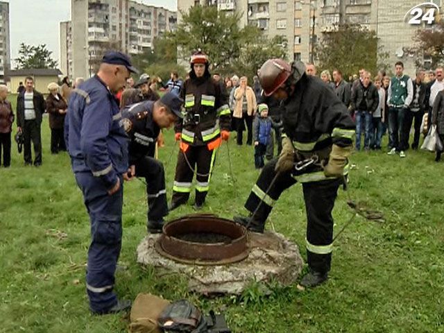 У Львові досі шукають дитину, яка провалилася у люк У Львові досі шукають дитину, яка провалилася у люк