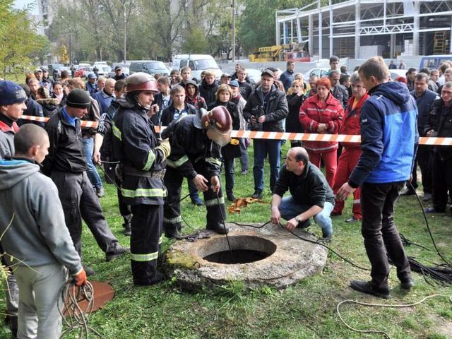 Трагедия во Львове: Спасатели ищут под землей двухлетнего ребенка