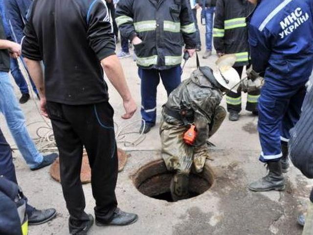 У Львові досі шукають дитину, яка провалилась у каналізаційний люк 