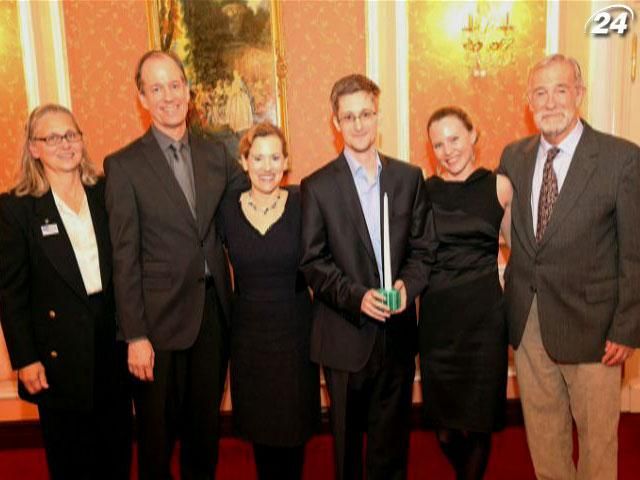 Сноуден вручили премию "За честность и чистоту в разведке"